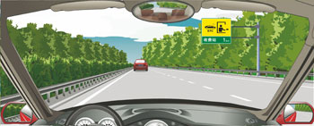 右側標志提示距離設有電子不停車收費車道的收費站1公里。